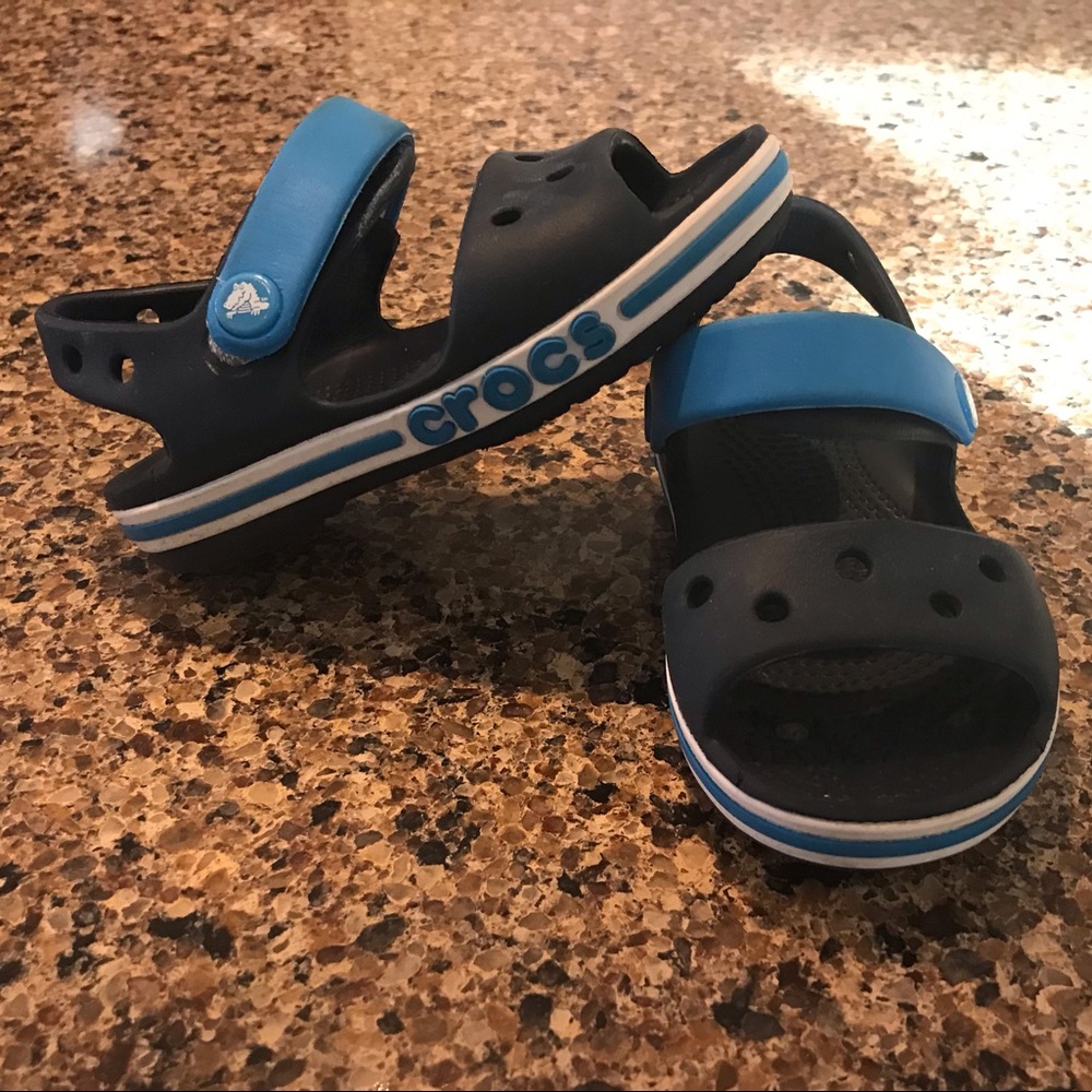 Croc sandal 7 in excellent used condition
